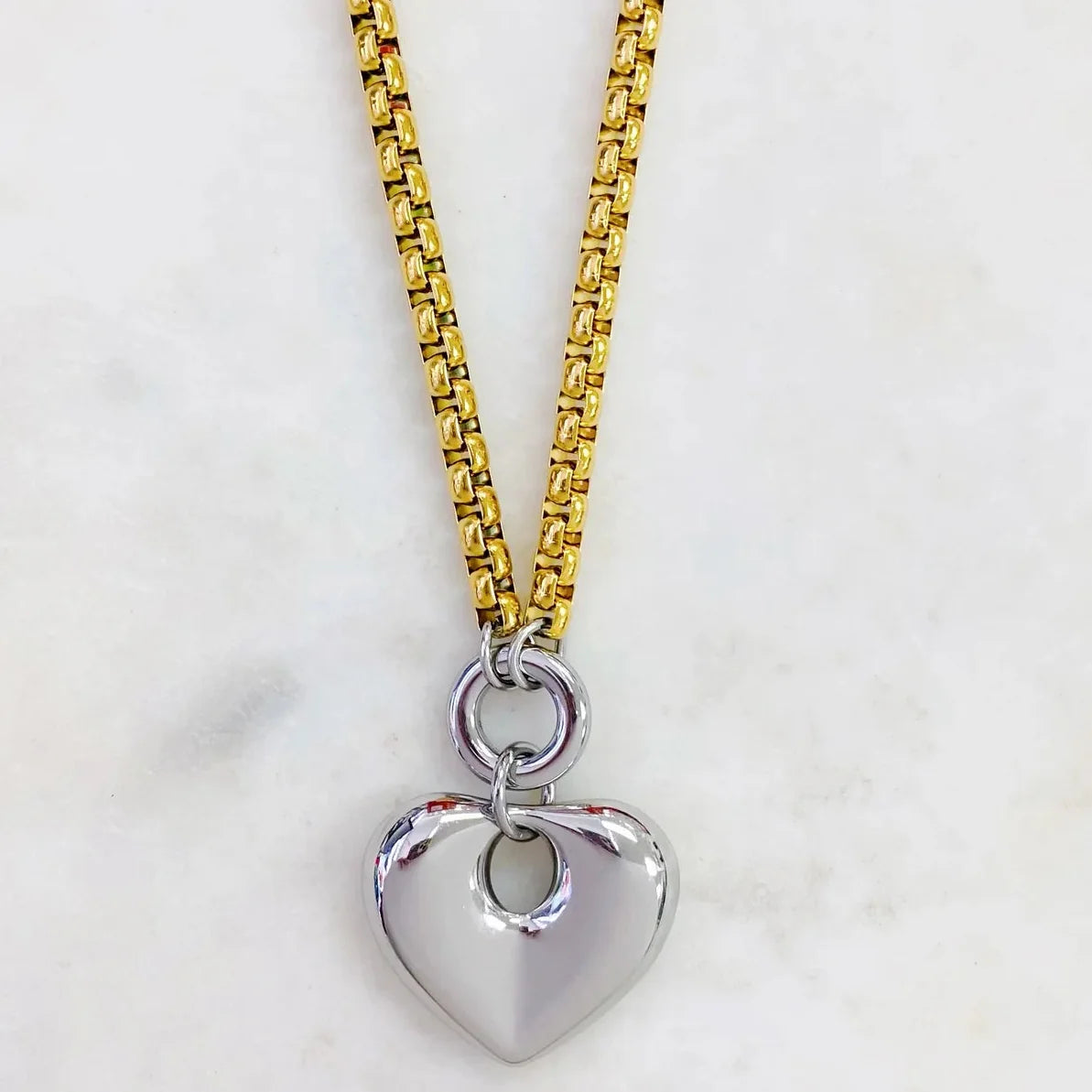 CADENA DORADA CON CHARMS PLATEADO S/STEEL