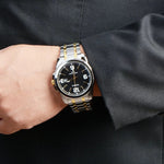 RELOJ PLATEADO CON LINEAS DORADASN Y ESFERA NEGRA