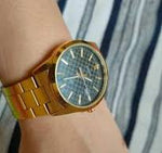 RELOJ DORADO CON NEGRO ESFERA