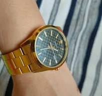RELOJ DORADO CON NEGRO ESFERA
